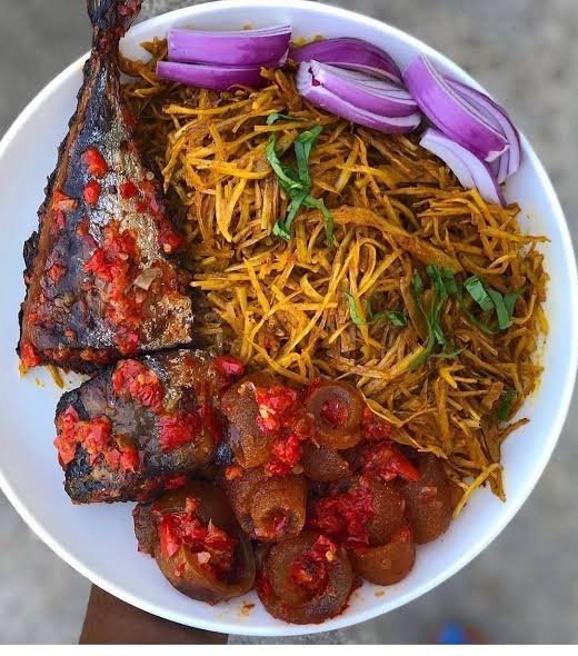 Picnic-style African meal tray